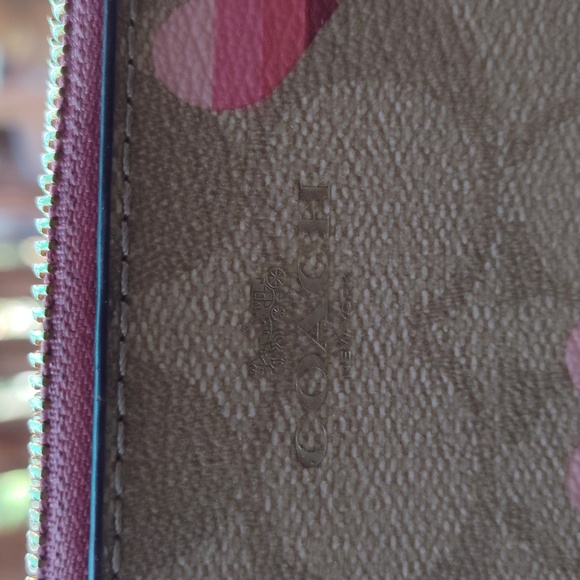 Coach Heart 💖 Clutch - Picture 6 of 12